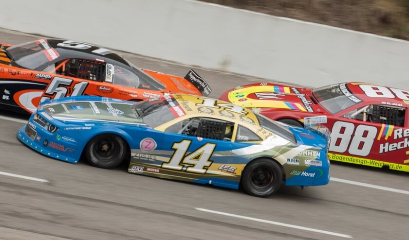 <p>Barry Maessen (blauwe auto) tijdens de race van september 2020 op Raceway Venray.</p>