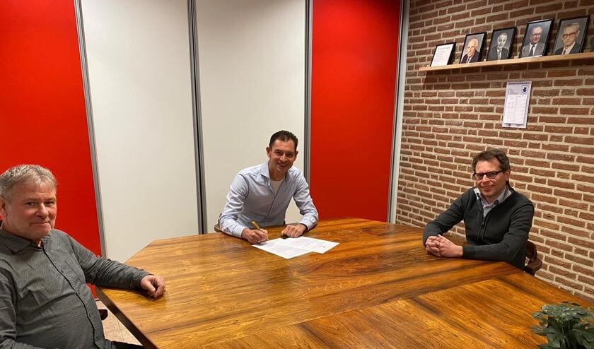 <p>Ron Spruit zet een krabbel voor nog een seizoen VV Hegelsom.</p>