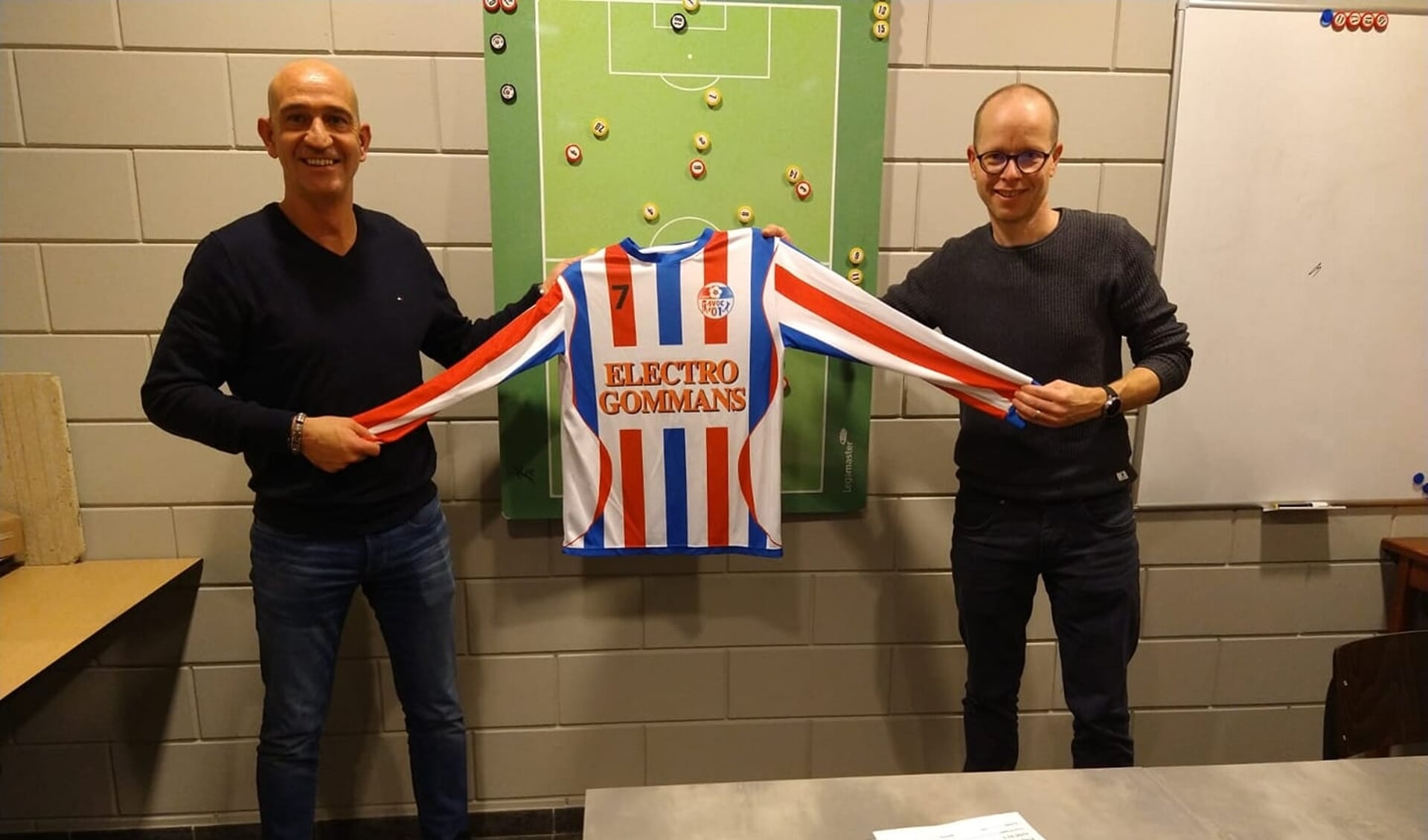 Begin dit jaar poseerde Arno Willems (links) nog trots met het shirt van SVOC'01.