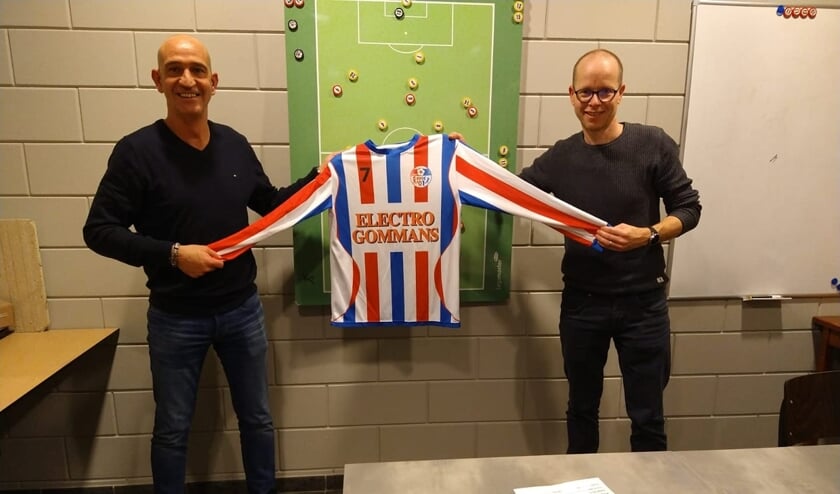 <p>Begin dit jaar poseerde Arno Willems (links) nog trots met het shirt van SVOC'01.</p>