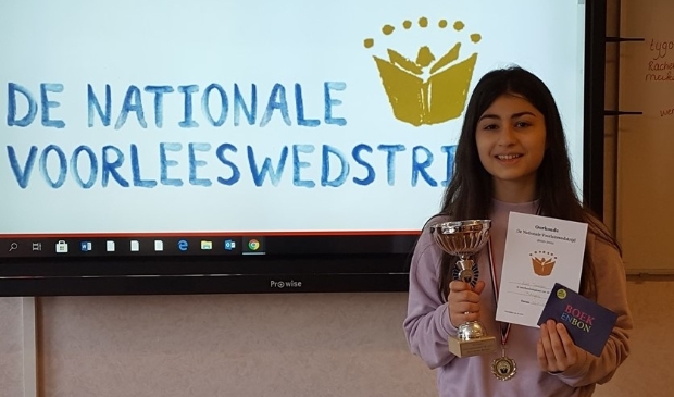 Eve is winnares van de voorleeswedstrijd in de gemeente Bergen