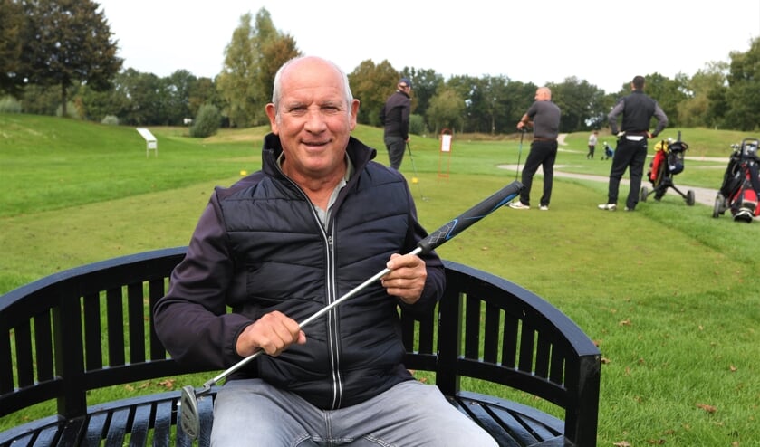 <p>Hub Sturme geniet weer van het golfspelletje na twee herseninfarcten.</p>