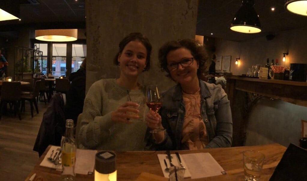 Manon Kersten (rechts) vierde onlangs haar 44-jarige verjaardag. Links dochter Isabel. Foto is genomen in een ietwat donker restaurant. 