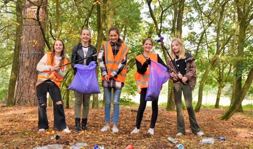 <p>De vijf leerlingen van het Raayland College aan het werk als zwerfafvalopruimers. </p>
