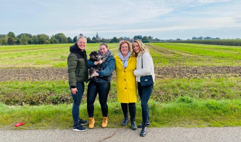 <p>Een van de deelnemende families tijdens hun wandeling. </p>