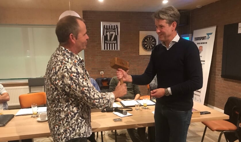 <p>Lucien Peeters (rechts) neemt de voorzittershamer in ontvangst. </p>