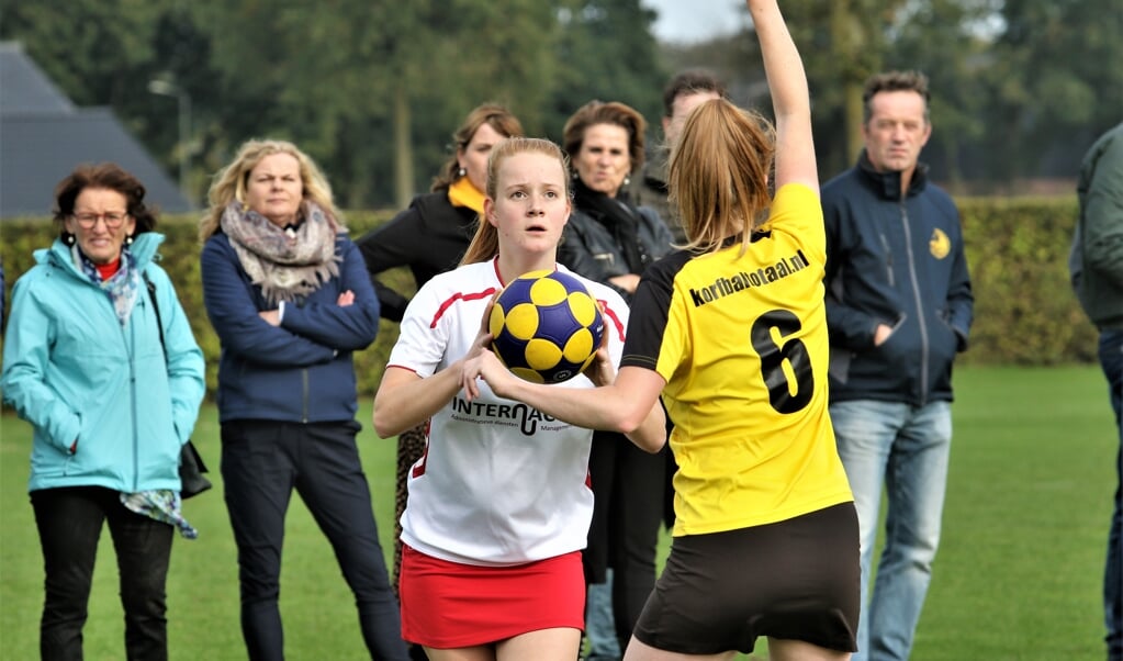 Eline van Treek legt onder toeziend oog van DES-fans aan voor een schot tijdens een eerder duel tussen DES en Merselo, op het veld.  