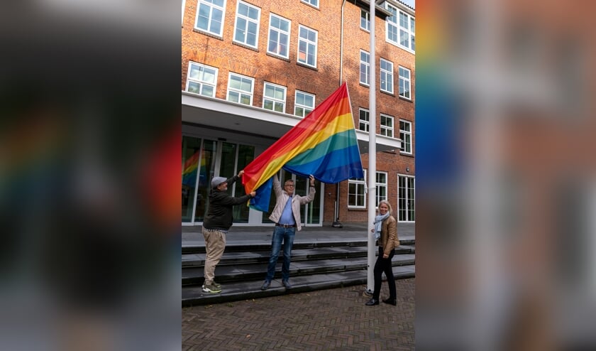 <p>Het hijsen van de regenboogvlag, maandagmorgen bij het gemeentehuis in Venray. Vanaf links: Robert Westheim, Leo Heldens en wethouder Chantal Nijkerken, </p>