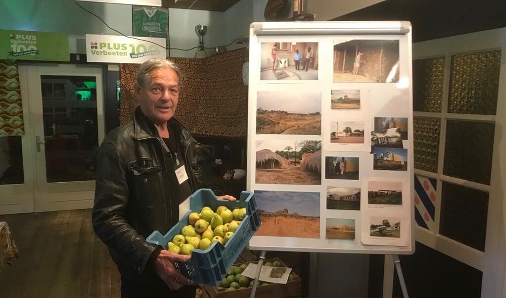 Ruud Ewals tijdens de fruitverkoop voor het goede doel op de streekmarkt van 100 jaar Verbeeten.