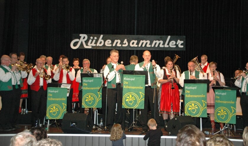 <p>Blaaskapel Die Rübensammler op de planken. </p>
