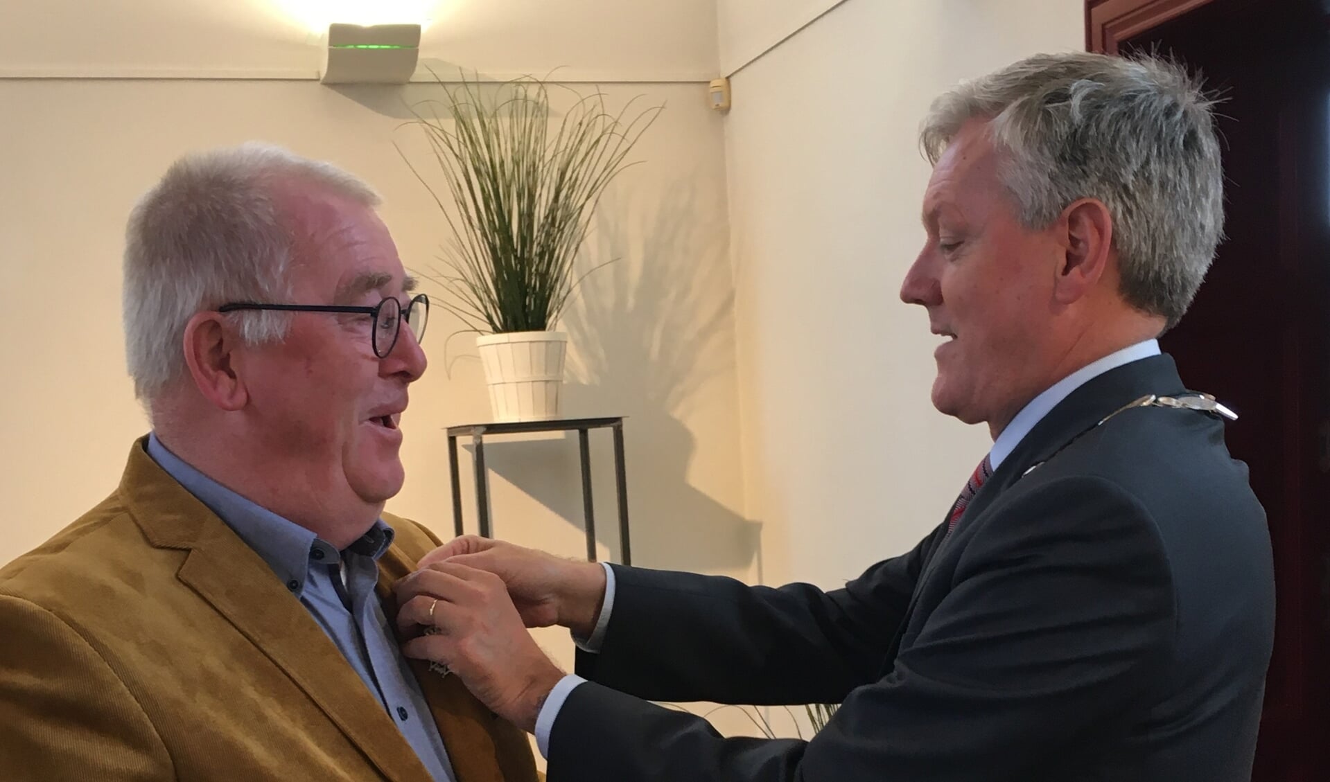 Wim Janssen kreeg het lintje opgespeld door burgemeester Scholten
