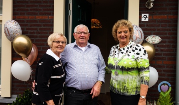 <p>Burgemeester Pelzer op bezoek bij het echtpaar Peters-Peters</p>