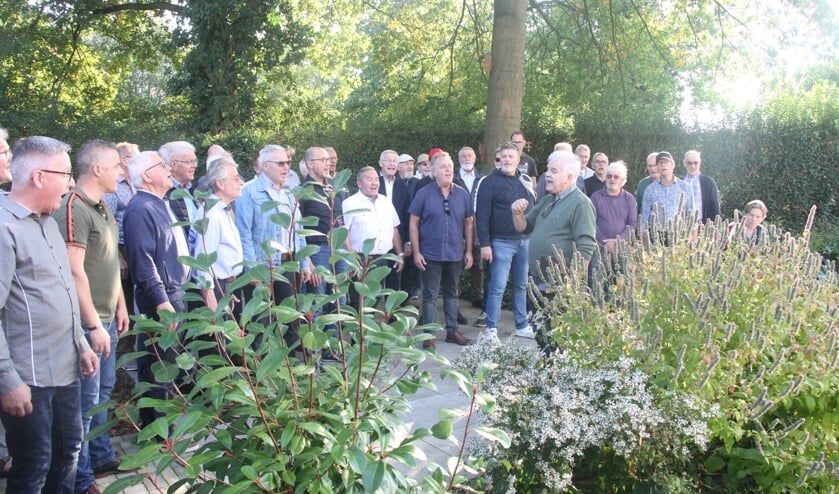 <p>Dirigent Anton Kropivšek bracht samen met de leden van het mannenkoor afgelopen zaterdag nog een ode aan de zorg. </p>