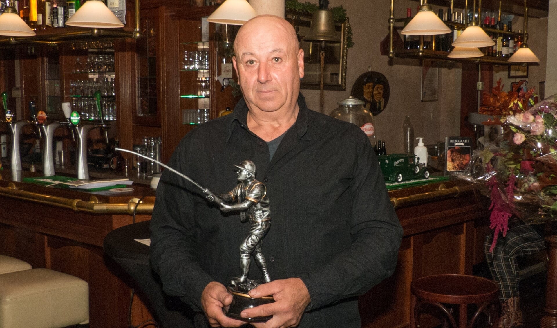 Karel met zijn verdiende trofee bij café De Mouter