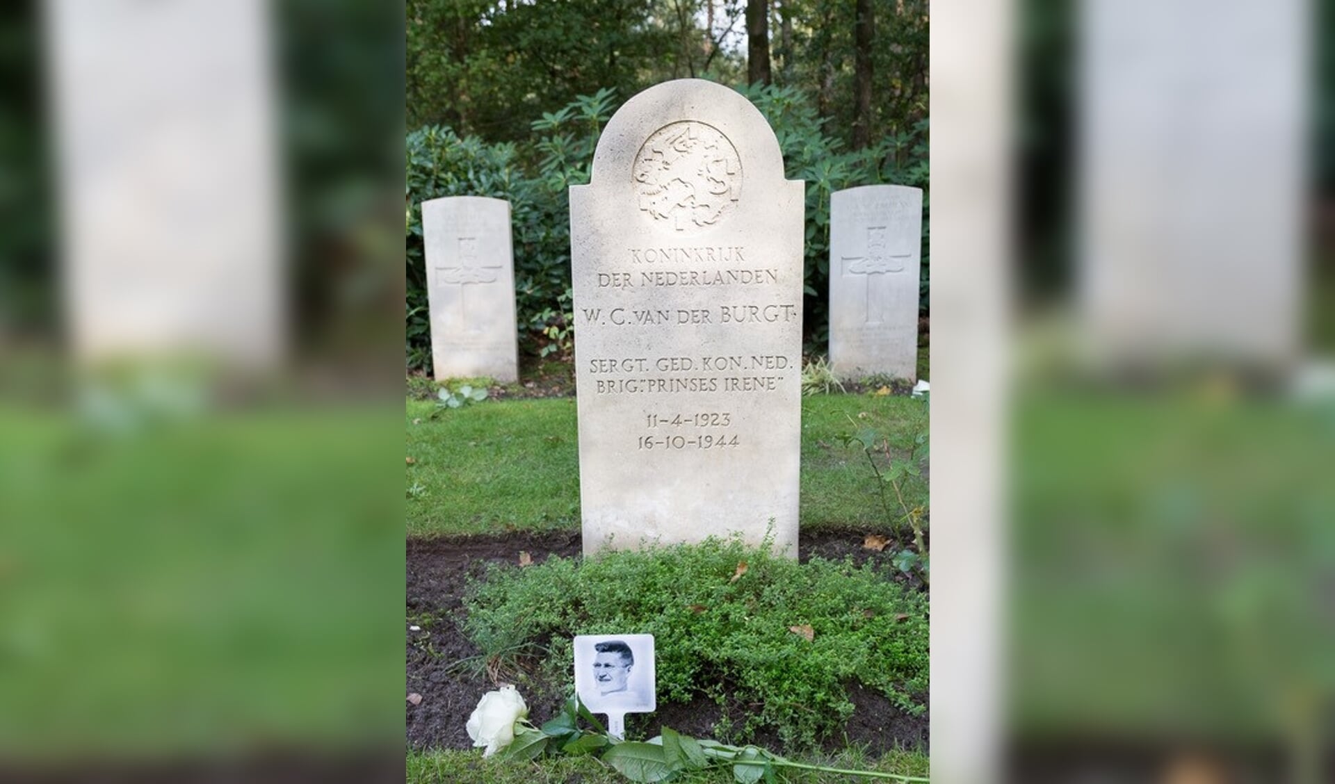 Een foto bij een graf van een in WOII gesneuvelde Britse militair. 