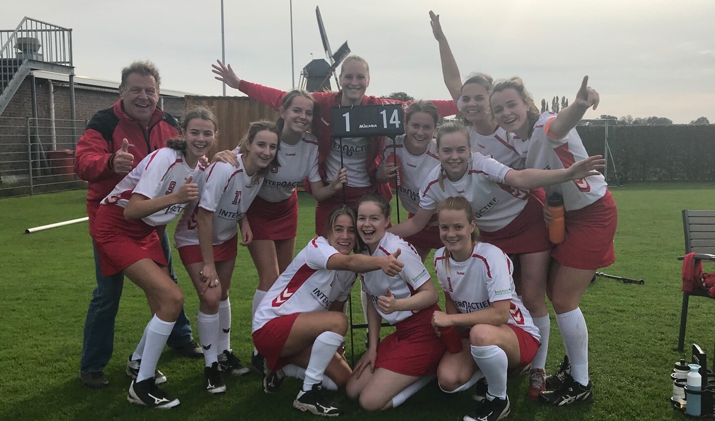 De korfbalsters van DES juichen na afloop van het met 1-14 gewonnen duel met Merselo.