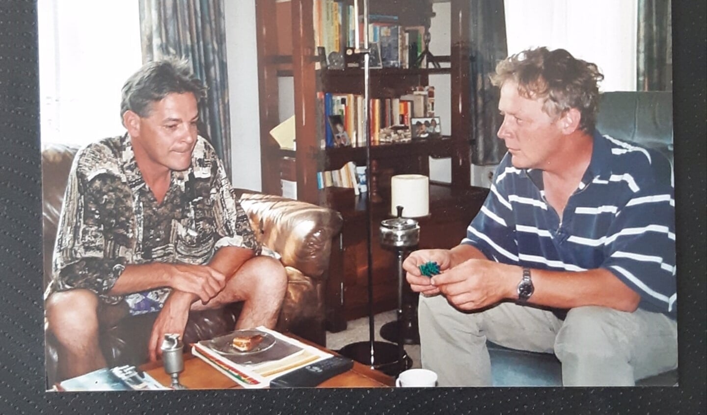 De twee avonturiers Mart en Ruud in 2000 bij de ouders van Ruud op bezoek. 