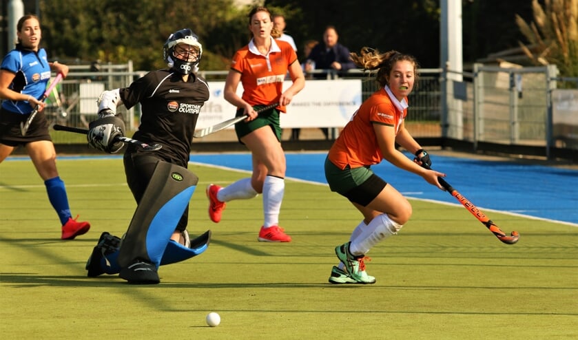 <p>De keepster van Basko redt, voordat Stella Wientjens (rechts) gevaarlijk kan worden.</p>