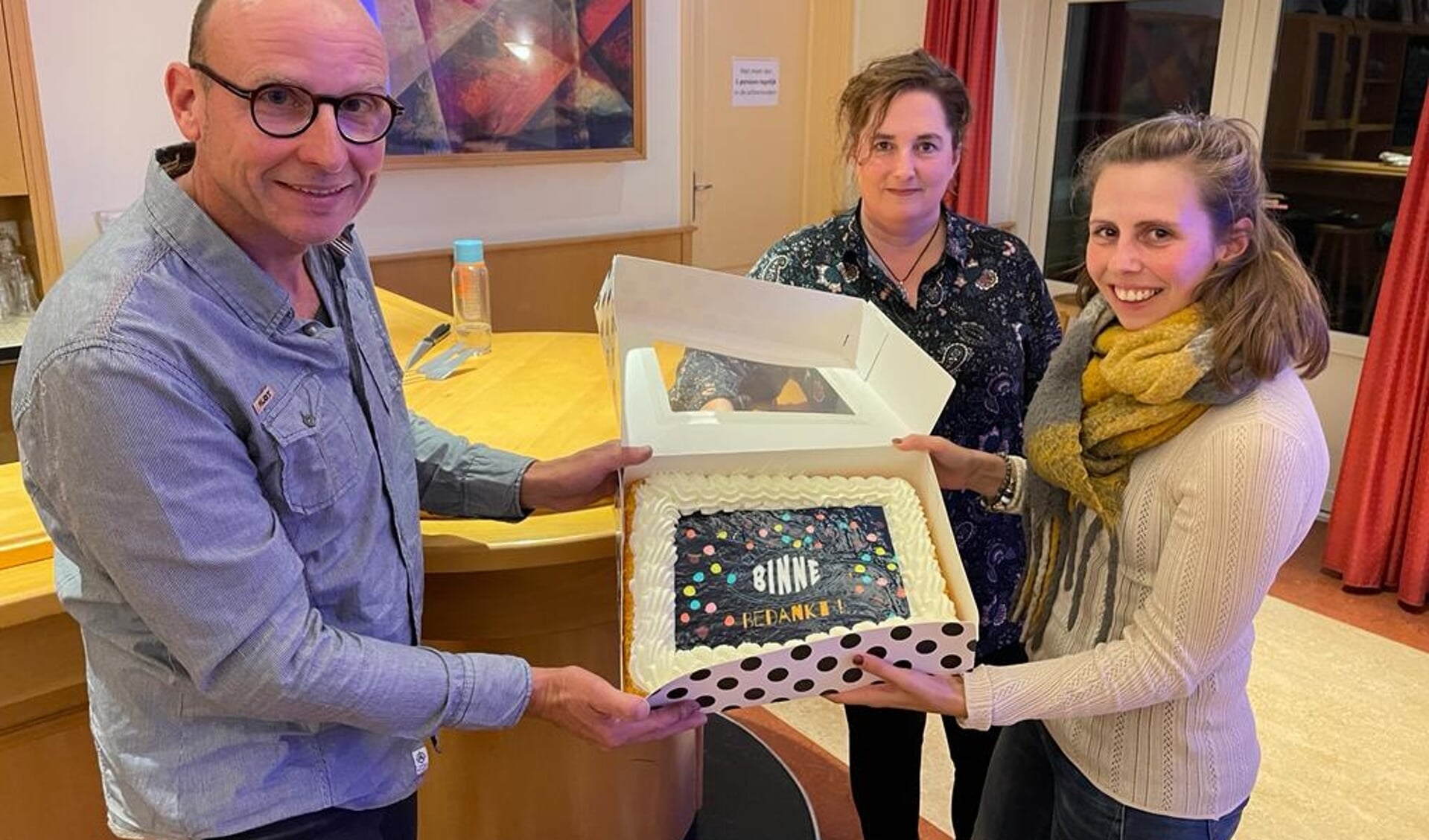 Erwin Janssen neemt als voorzitter van het Dorpsradenoverleg Venray een taart in ontvangst van Marloes Kempkens (rechts) en Peggy Keijsers van Cultura Venray.