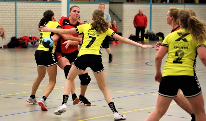 <p>Twee speelsters van Wanroij verdedigen fel op Maaike Lipman.</p>