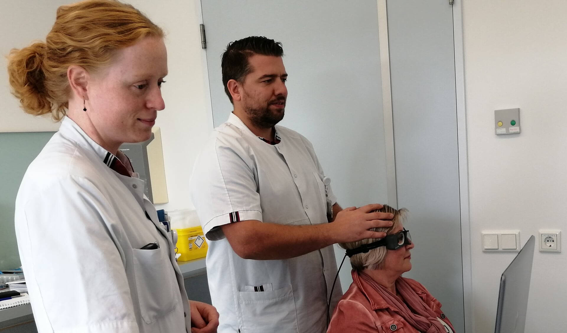 Neuroloog Margot te Riele bezig met een zogeheten ‘video head impulse’-test, samen met Elco Buijs, klinisch neurofysiologisch laborant.