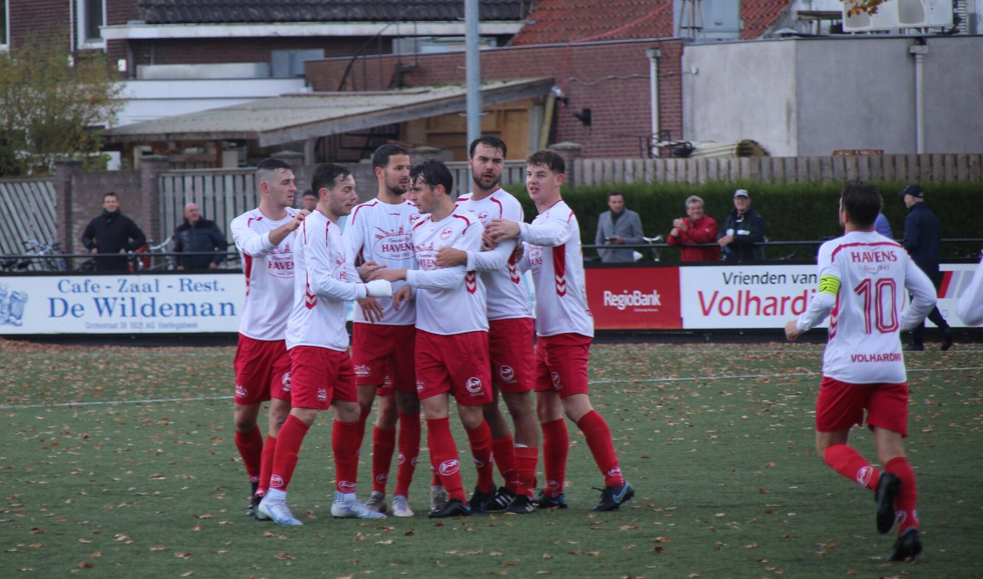 Volharding viert feest na de gelukkige 1-1 van Vincent Buijssen. 