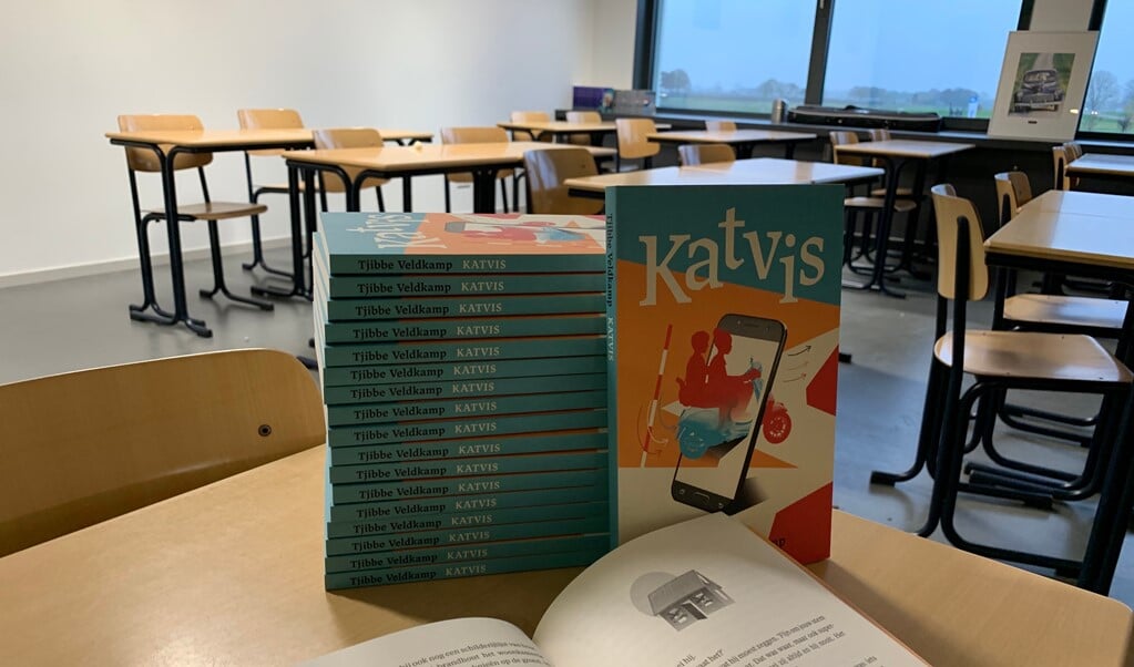 Tweeduizend leerlingen van de eerste en tweede klas lezen het boek Katvis van Tjibbe Veldkamp. 