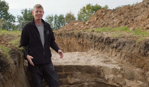 <p>Sjaak Mooren bij de bijzondere ontdekking</p>