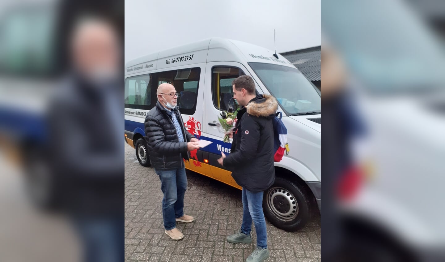 Stef van Duuren wordt door Gerrit Hendriks in het zonnetje gezet.