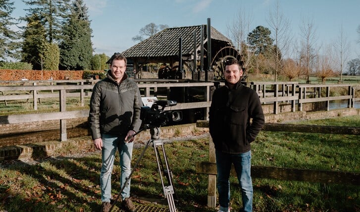 Koen Klaassen (links) en Gideon Kessler gaan als cameramannen Vierlingsbeek en Groeningen op allerlei manieren in beeld brengen. 