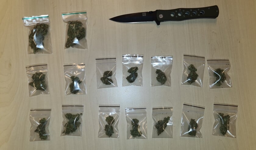 <p>De politie van Boxmeer trof in de auto van een 22-jarige Venraynaar onder meer zakjes hennep aan. </p>
