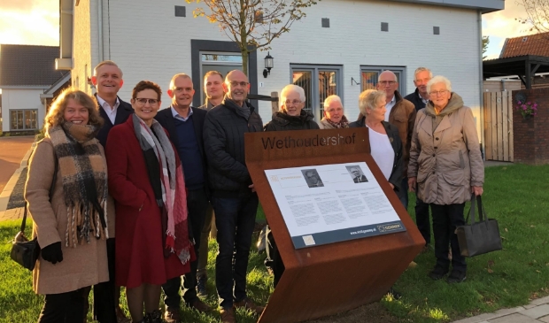 Enkele trotse nazaten van de wethouders bij de plaquette
