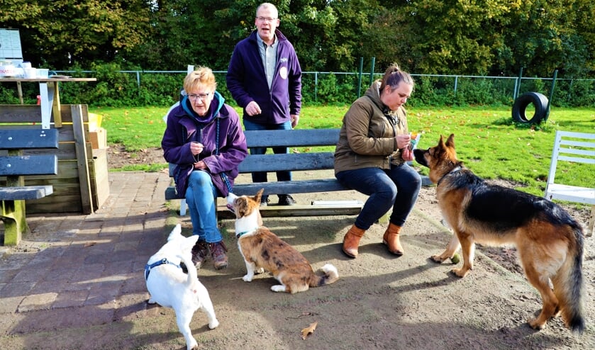 <p>De honden en hun baasjes vermaken zich tijdens een meet en greet.</p>