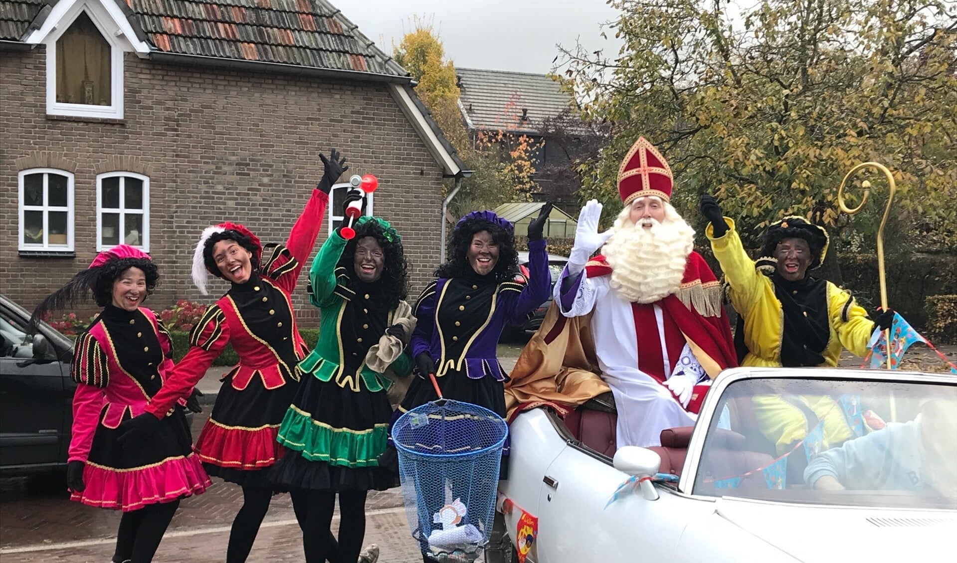 Sinterklaas en zijn pieten brachten zaterdagmiddag een coronaproof bezoek aan Vierlingsbeek 
