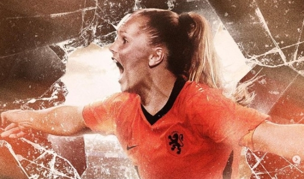 <p>Lieke verlaat Barcelona en gaat naar Parijs.</p>