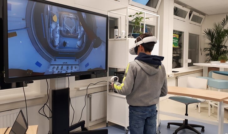 Fotobijschrift: virtual reality in gebruik in het Techlab van Metameer Stevensbeek.