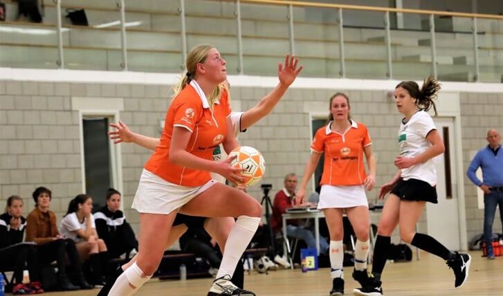 Tess van der Cruijsen (Oranje Wit) gaat met een doorloopbal voor succes.