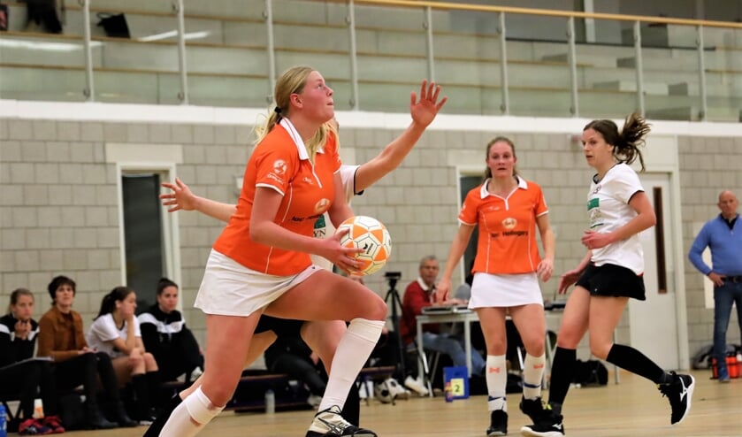 <p>Tess van der Cruijsen (Oranje Wit) gaat met een doorloopbal voor succes.</p>  