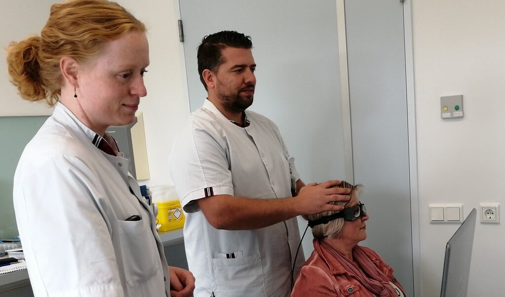Neuroloog Margot te Riele bezig met een zogeheten 'video head impulse'-test, samen met Elco Buijs, klinisch neurofysiologisch laborant.