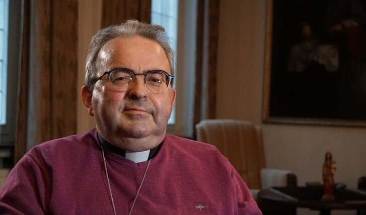 Bisschop Harrie Smeets lijdt aan een hersentumor en is ongeneeslijk ziek.