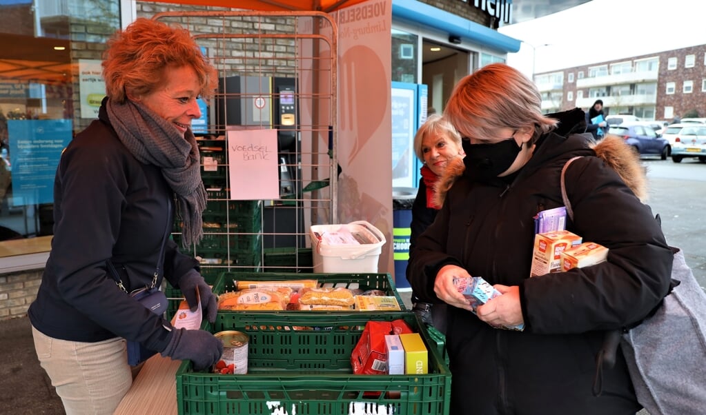 De klanten van de supermarkten gaven gul aan de Voedselbank.