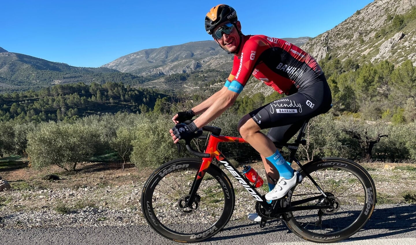 Wout Poels brengt de feestdagen door in Monaco, bij zijn vriendin Alice en hond Ralphy.