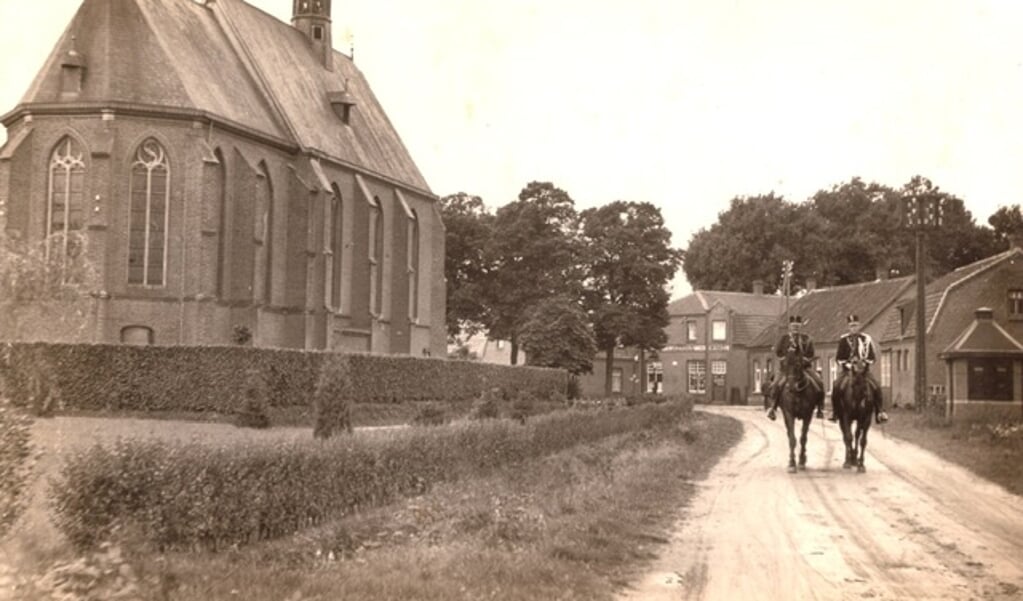 Kapel in circa 1930. Rechts twee leden van de Koninklijke Marechaussee, de wachtmeesters Theunissen (l.) en Vroon.