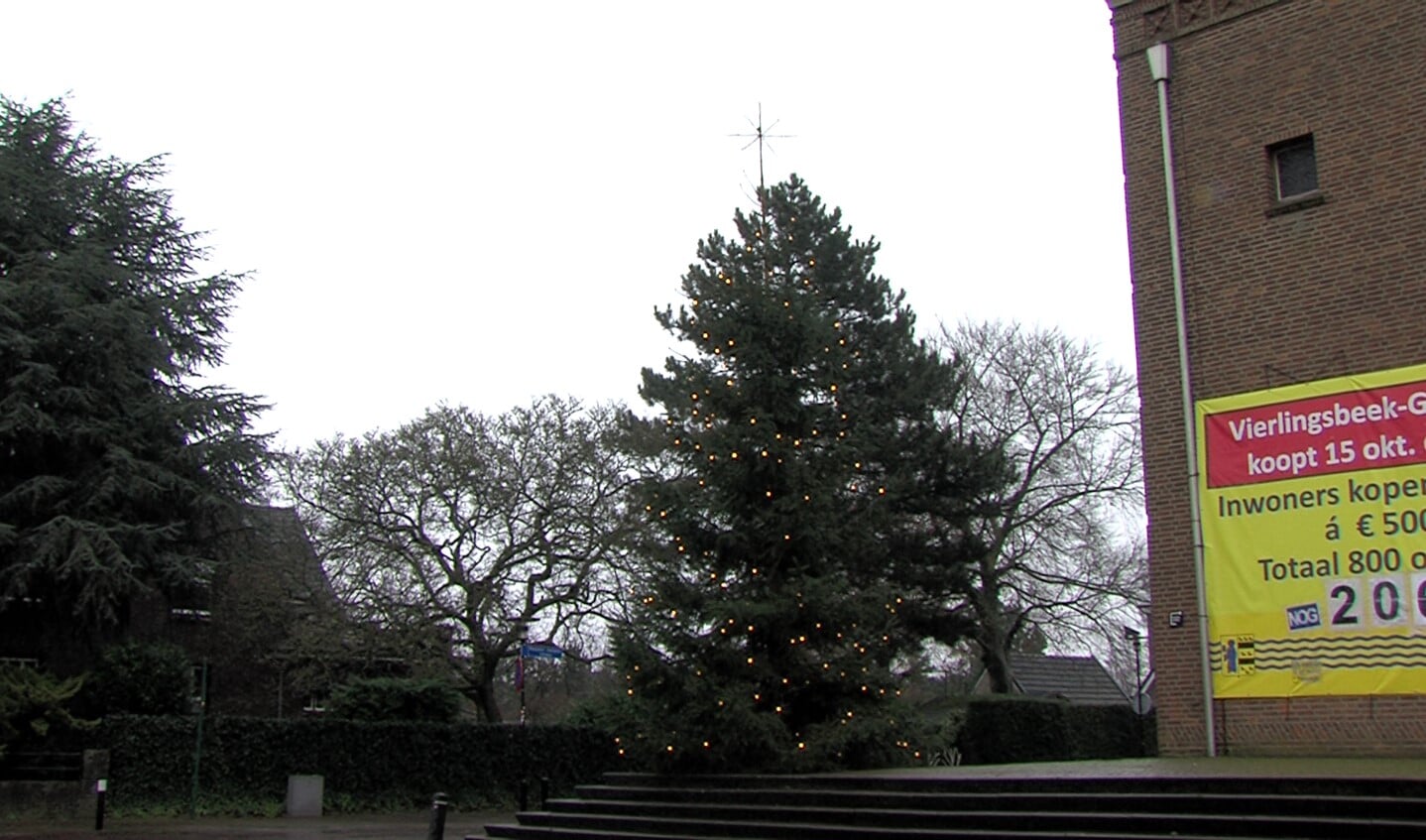De Groeningse kerstboom bij de Vierlingsbeekse kerk staat. Met lichtjes erin. 
