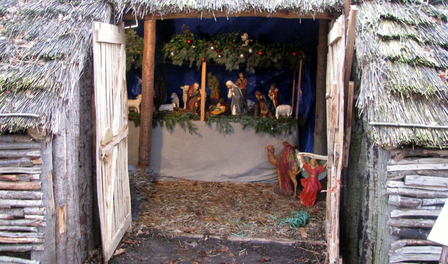 De tot kerststal omgetoverde  schaapskooi in Ysselsteyn. 