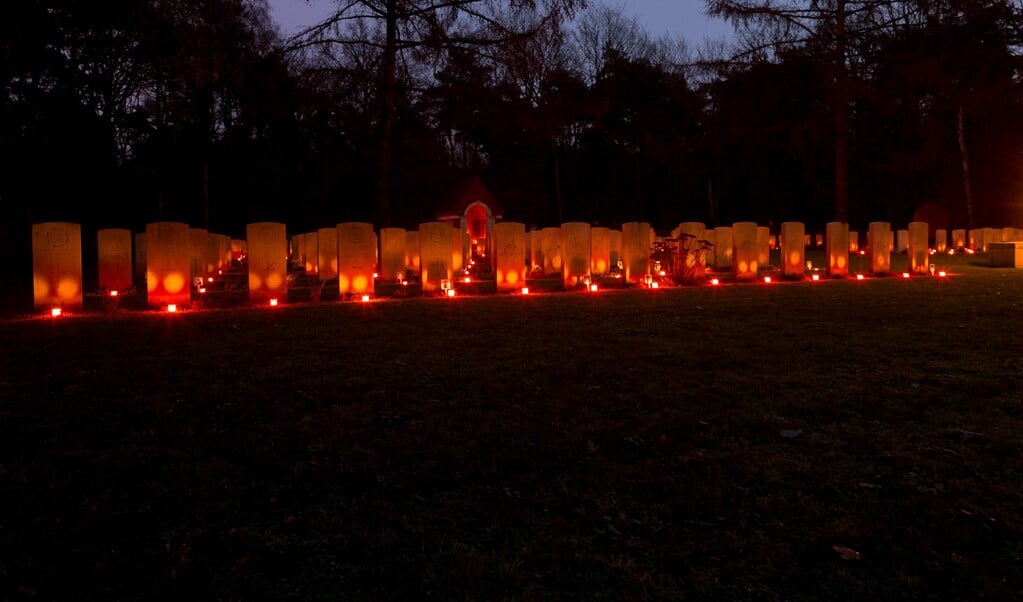 Lichtjes op oorlogsbegraafplaats Overloon.