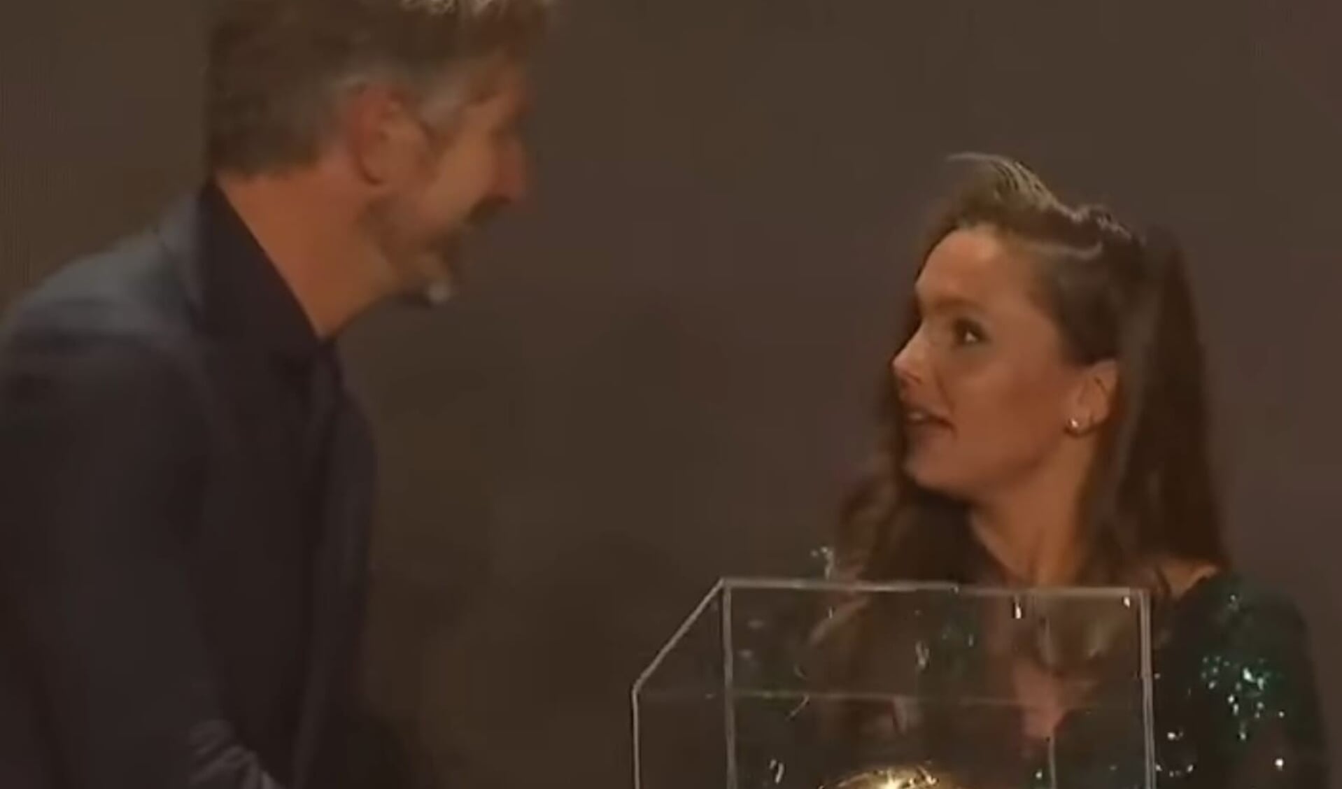 Edwin van der Sar overhandigde de prijs aan Lieke Martens