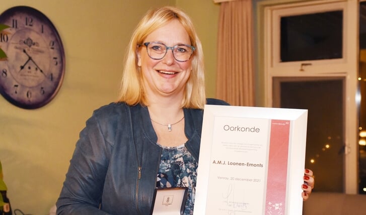 Anita Loonen-Emonts ontving vanwege haar verdiensten de bronzen waarderingspenning. 