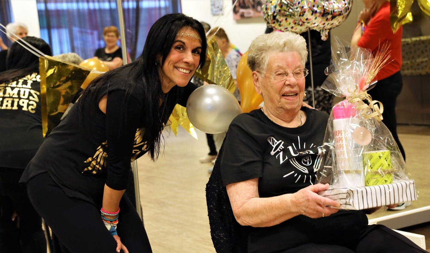 To Voesten krijgt uit handen van Nancy Garcia cadeautjes voor haar 95e verjaardag.