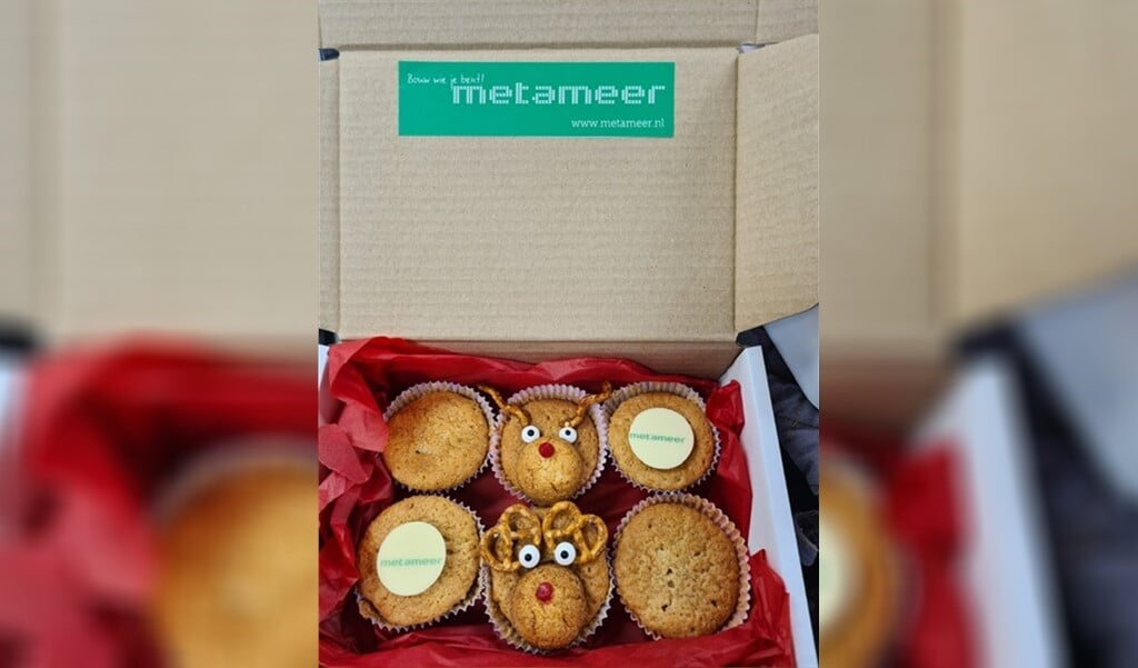 Metameer maakt cupcakes voor inwoners Madeleine.